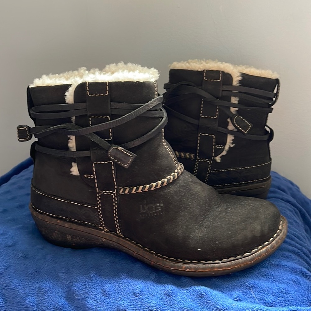 Ugg Australia Cove black leather ankle boots size 6
